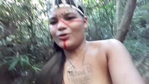 Sexo brasileiro tigresa vestida de Índia fazendo sexo anal e oral no mato