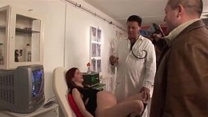 Sexo porno grávida safadinha fodendo com ginecologista na consulta