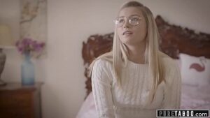 Vídeo porno moreninha e loirinha lindas fazendo sexo grupal