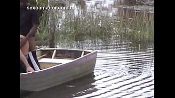 Porno de brasil flagra de loirinha safada dando buceta em cima da canoa pro negro safado
