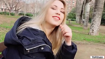 Novinha russa loirinha fudendo no parque