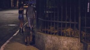 Novinha prostituta fazendo sexo com negão por 50 reais