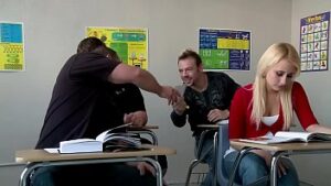 Professora faz sexo com aluno na sala de aula