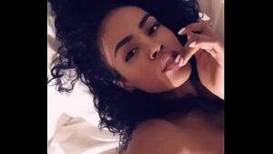 Negra mulata gostosa gravou vídeo peladinha se masturbando