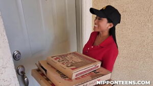 Entregadora de pizza gostosa transa com cliente