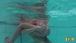 Sexo dentro da piscina com morena tesuda